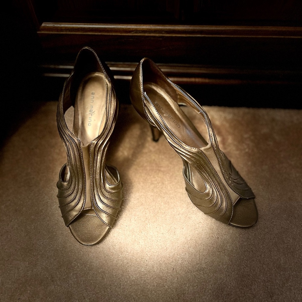 🛍2/$25🛍~ Bronze open toe pumps